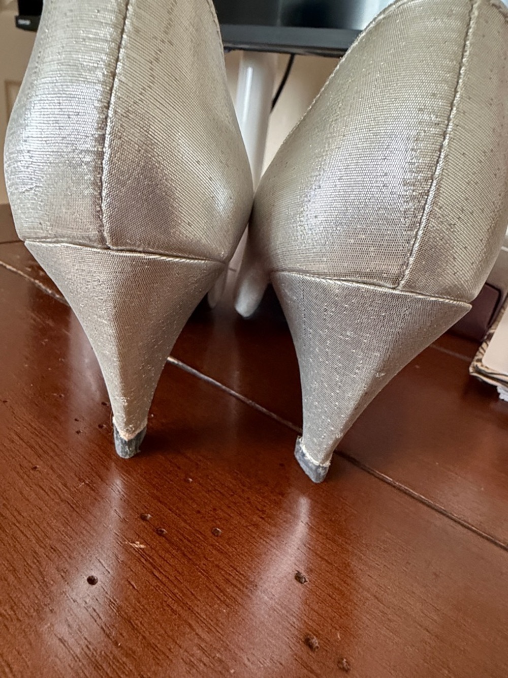 Vintage Silver Pointed Toe Low Heel Pumps - Picture 7 of 7